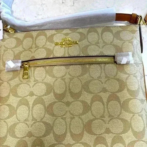 Beautiful NWT Coach Crossbody - Picture 2 of 13